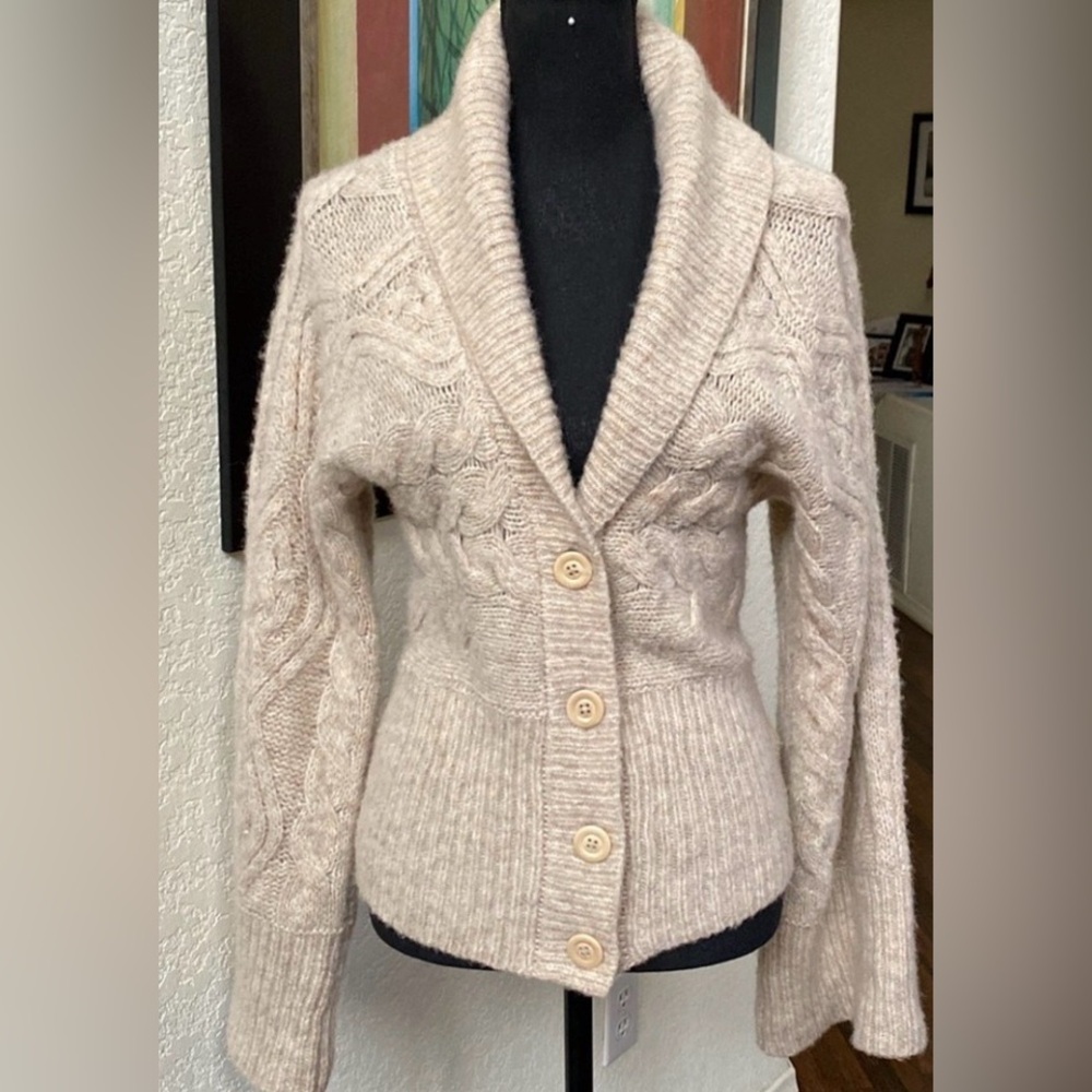 EUC- GAP Cream Cable Knit Cardigan Sweater, barely worn